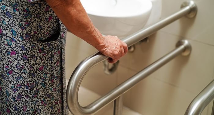 Comment bien aménager une salle de bain PMR ?